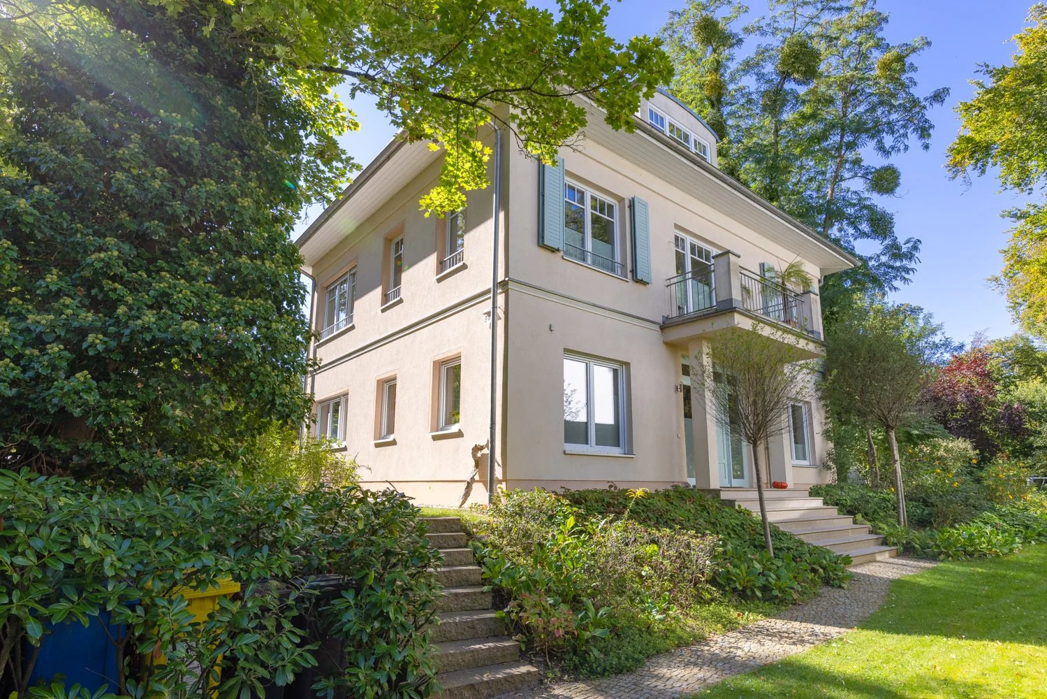 Exterior photo 2