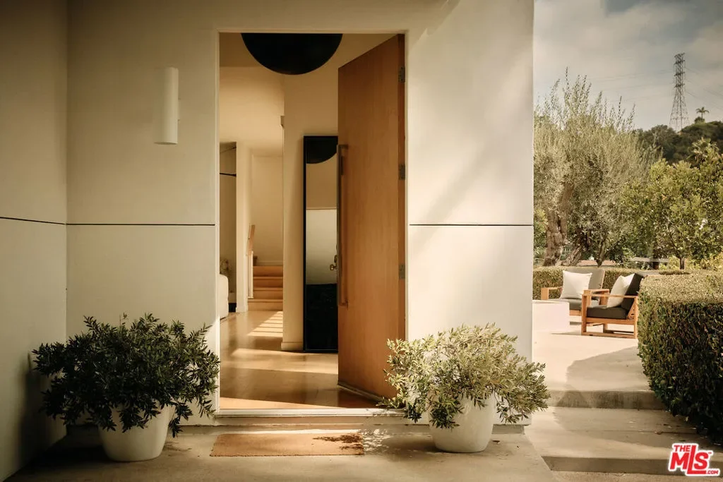 2635 Carman Crest Drive, Los Angeles, California, United States. - Photo 6