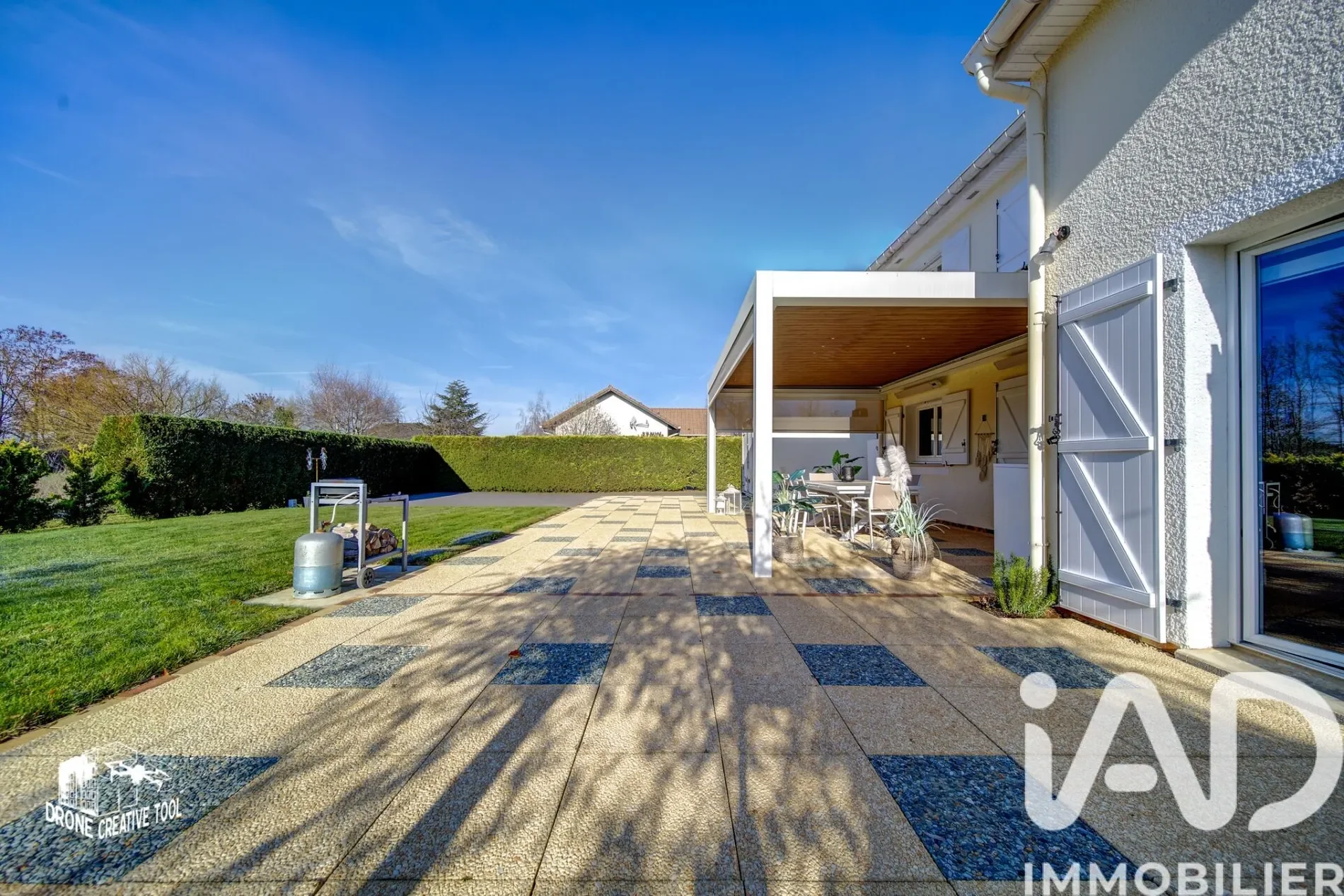Exterior photo 4