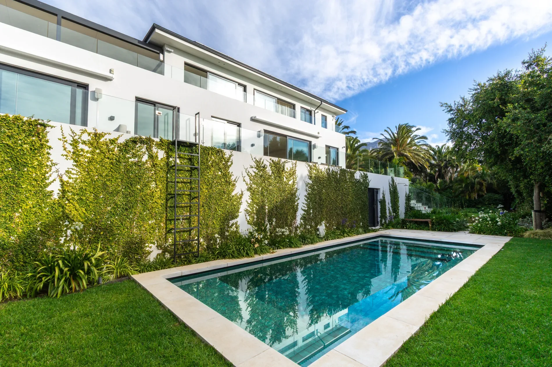 Exterior photo 6