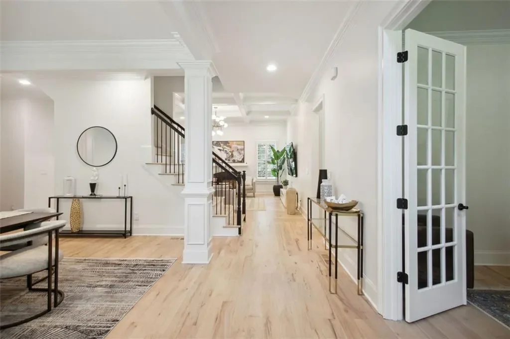 525 FOREST HILLS Drive, Atlanta, Georgia, United States. - Photo 3