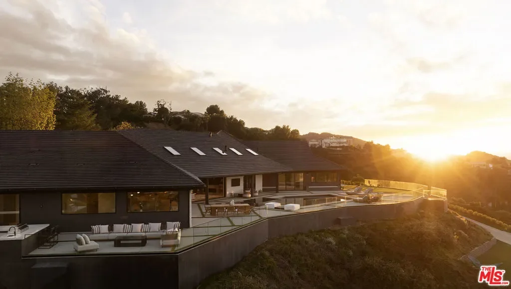 16401 Mulholland Drive, Los Angeles, California, United States. - Photo 11