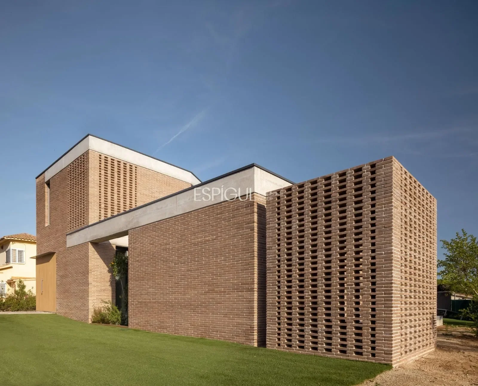 Exterior photo 7