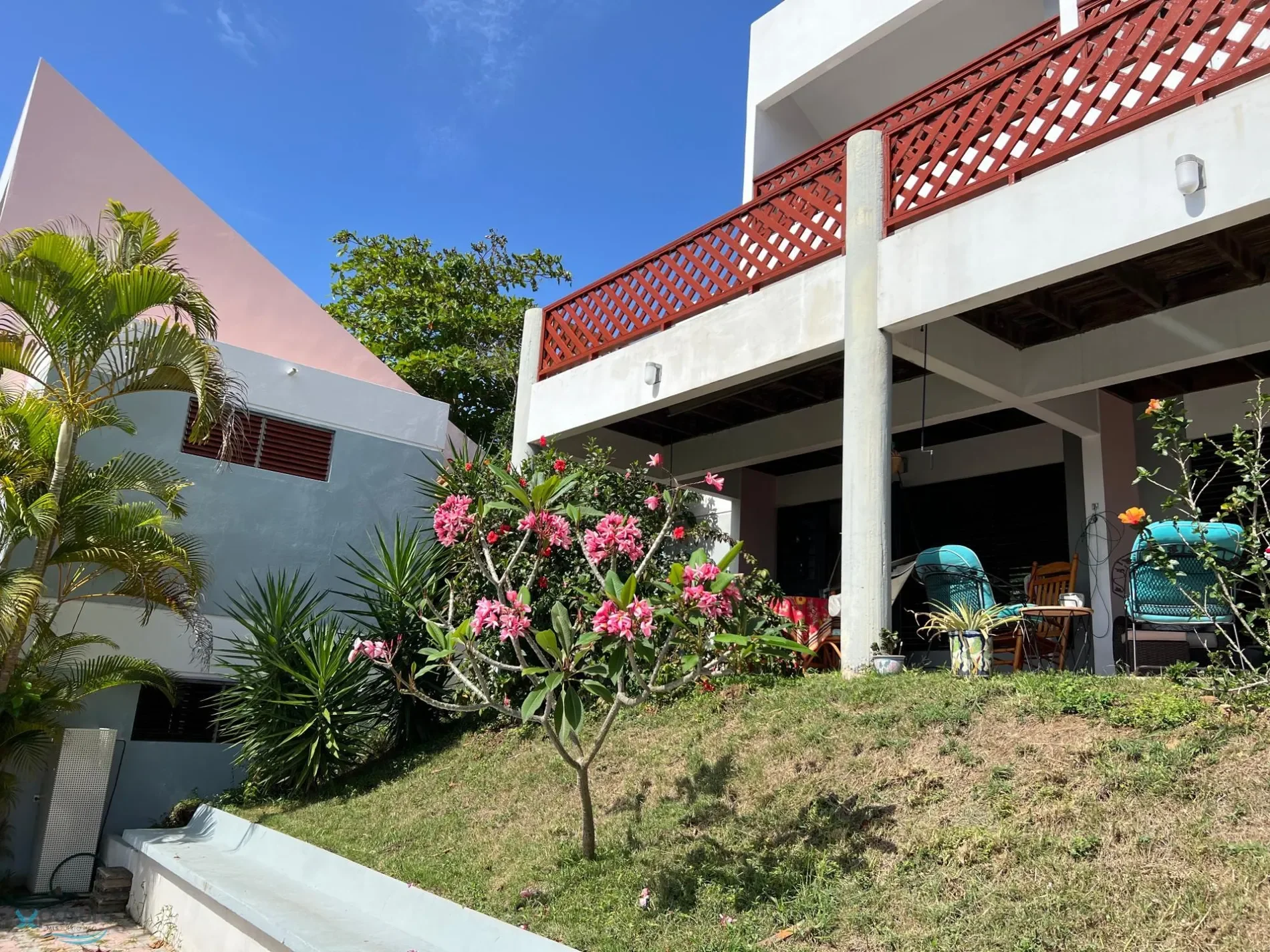 Exterior photo 3