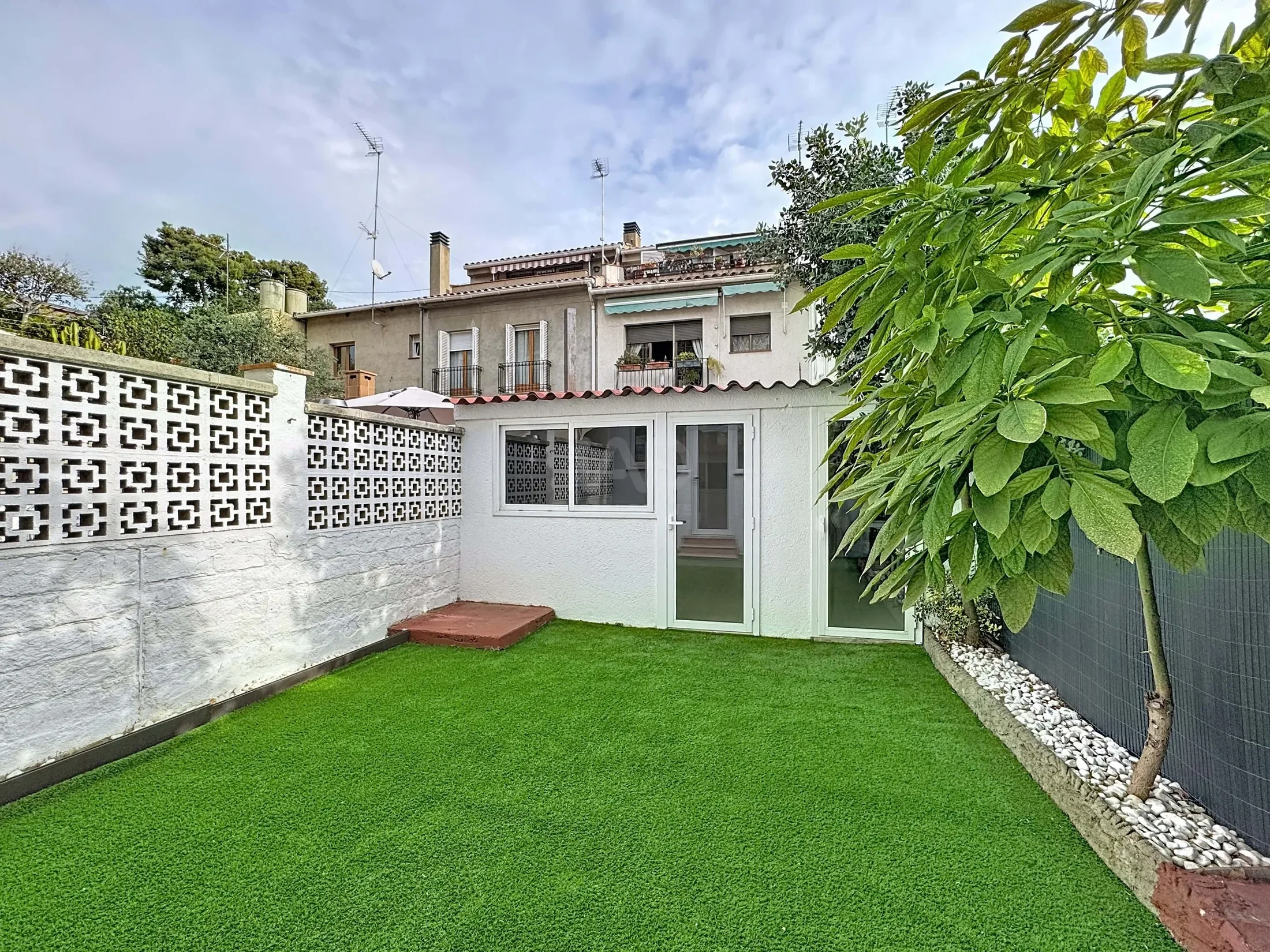 Exterior photo 2