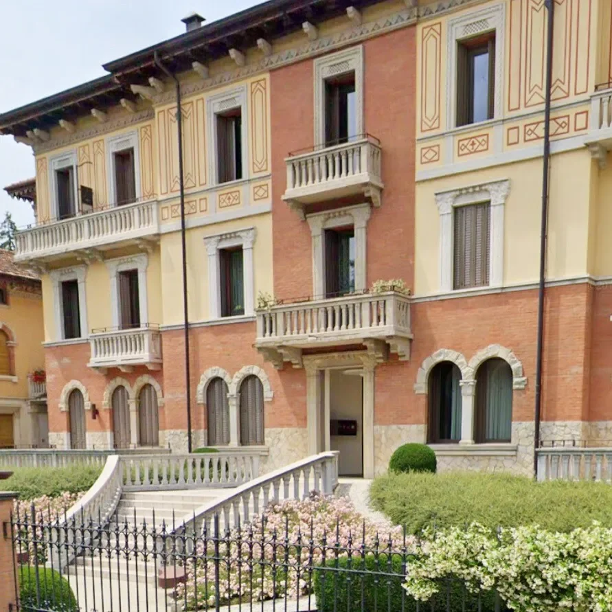 Exterior photo 4