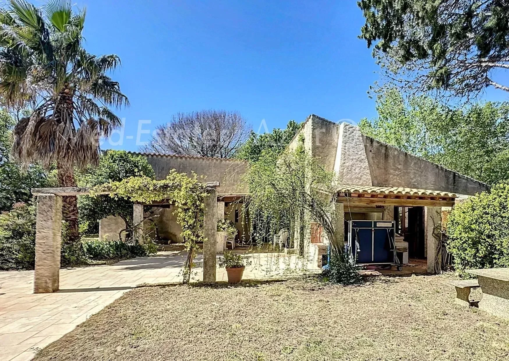 Exterior photo 6