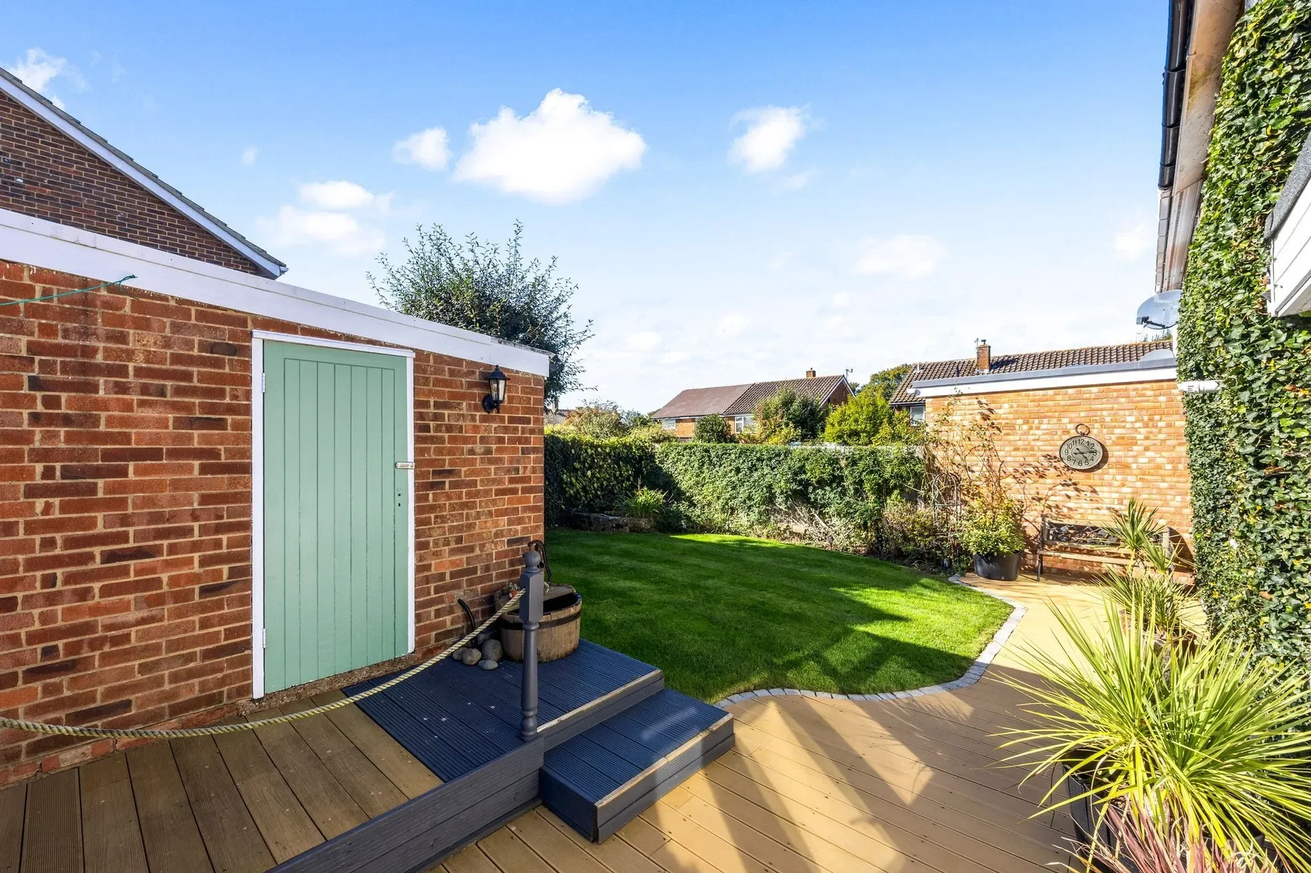 Exterior photo 3