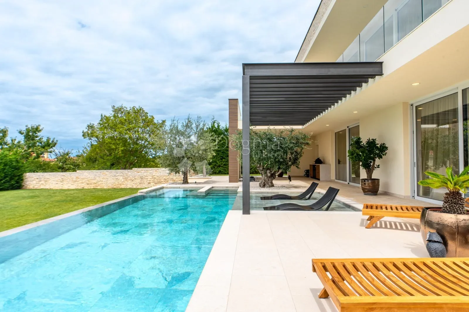 Exterior photo 6