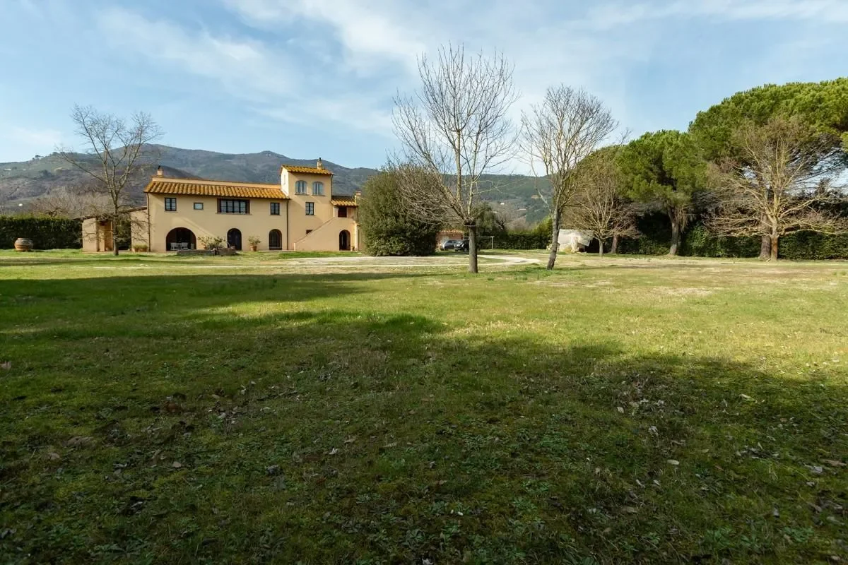 Exterior photo 6
