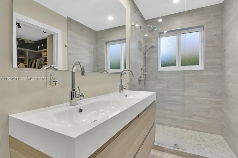 9008 Dickens Ave, Bal Harbour, Florida, United States. - Photo 19