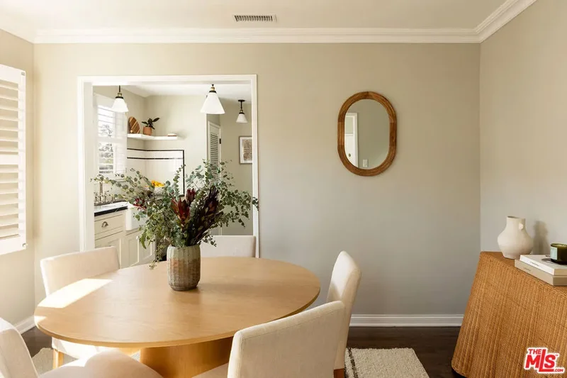 118 1/2 N Flores Street, West Hollywood, California, United States. - Photo 4