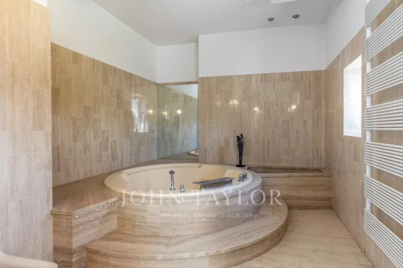 Bonnieux, Provence-Alpes-Côte d'Azur, France. - Photo 5