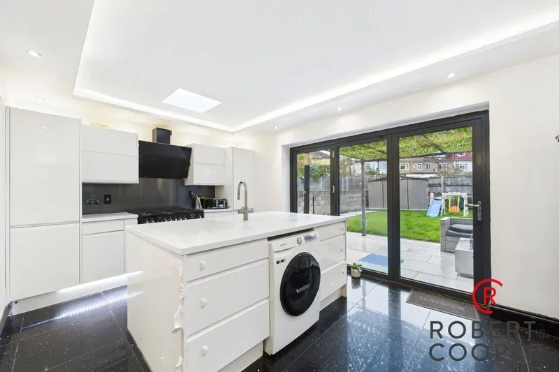 Carlyon Avenue, Harrow, Harrow, England, United Kingdom. - Photo 5