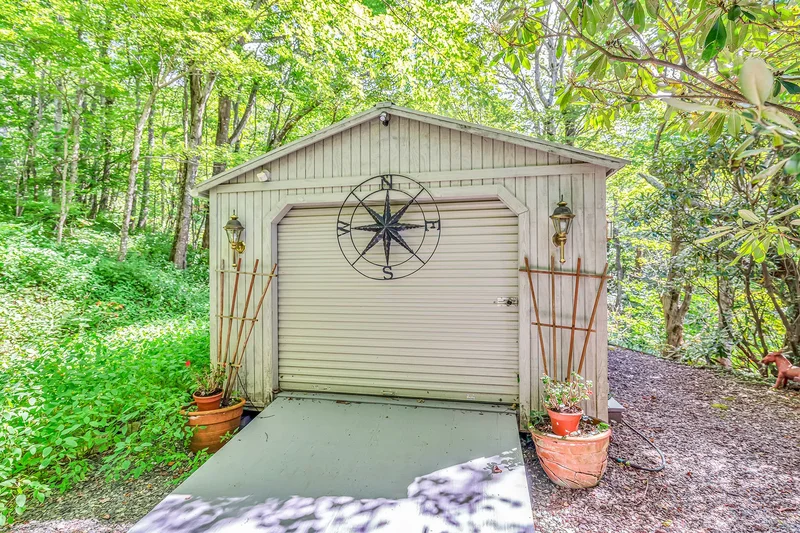 133 Wild Apple Road, Blowing Rock, NC 28605, Blowing Rock, North Carolina, United States. - Photo 29