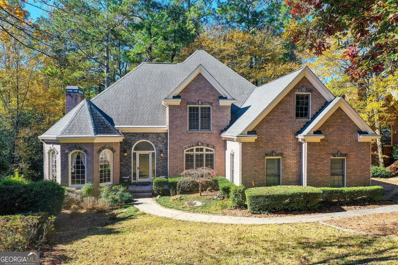 Single Family Residence in Alpharetta