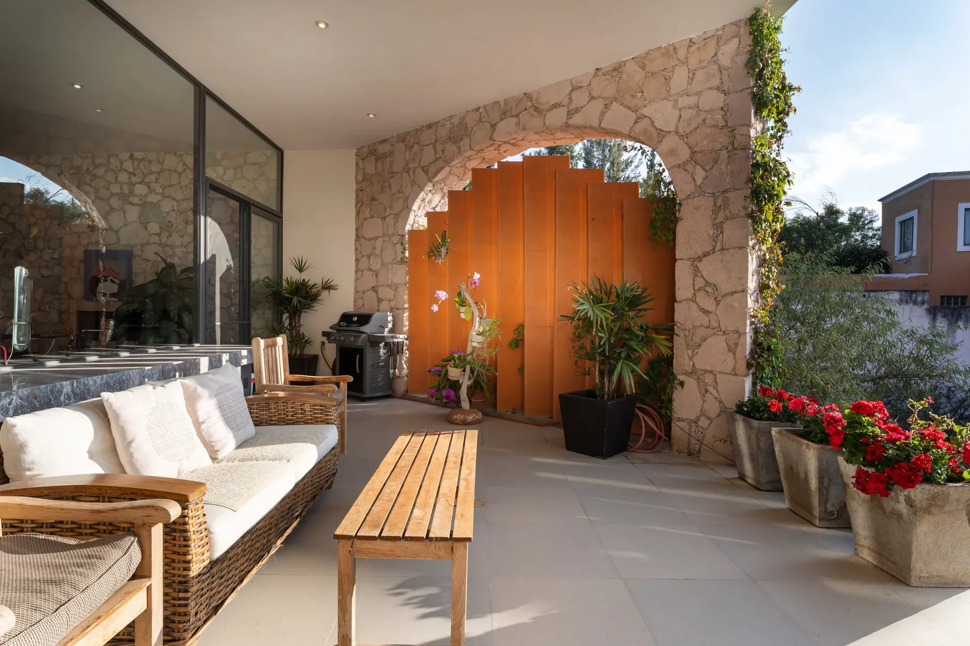 Exterior photo 4
