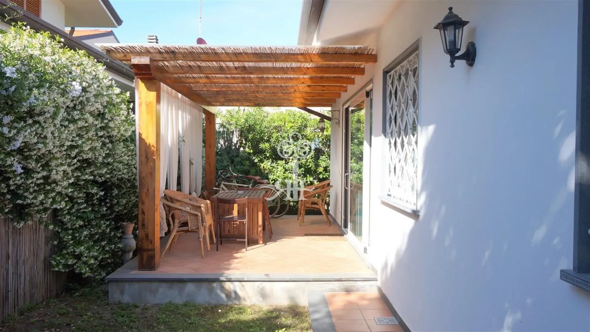 Exterior photo 2
