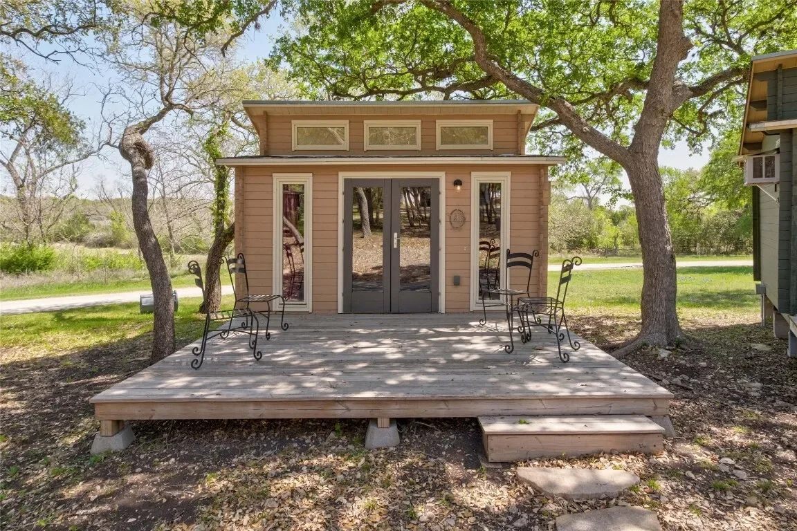 Exterior photo 6