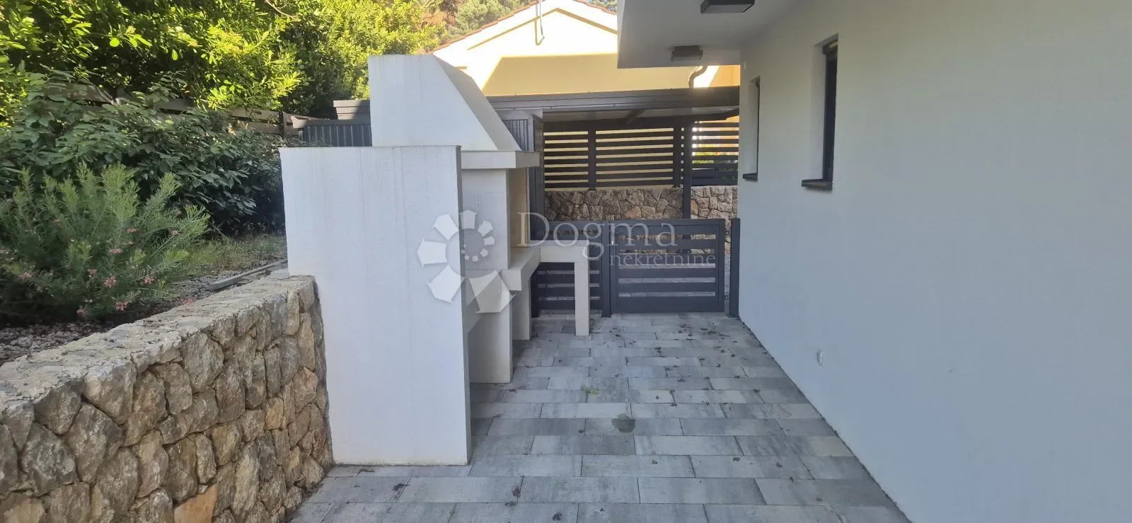 Exterior photo 7