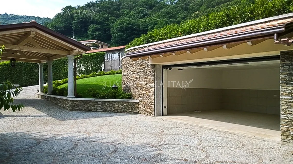 Exterior photo 5