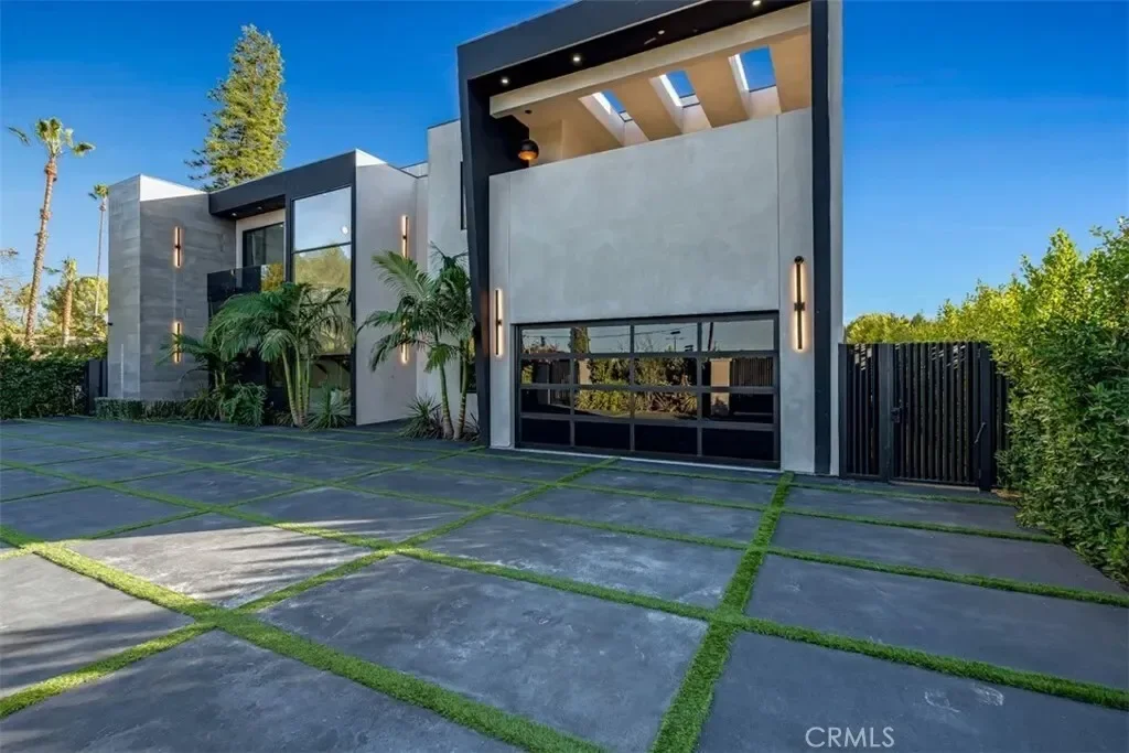 13016 Chandler, Los Angeles, California, United States. - Photo 1