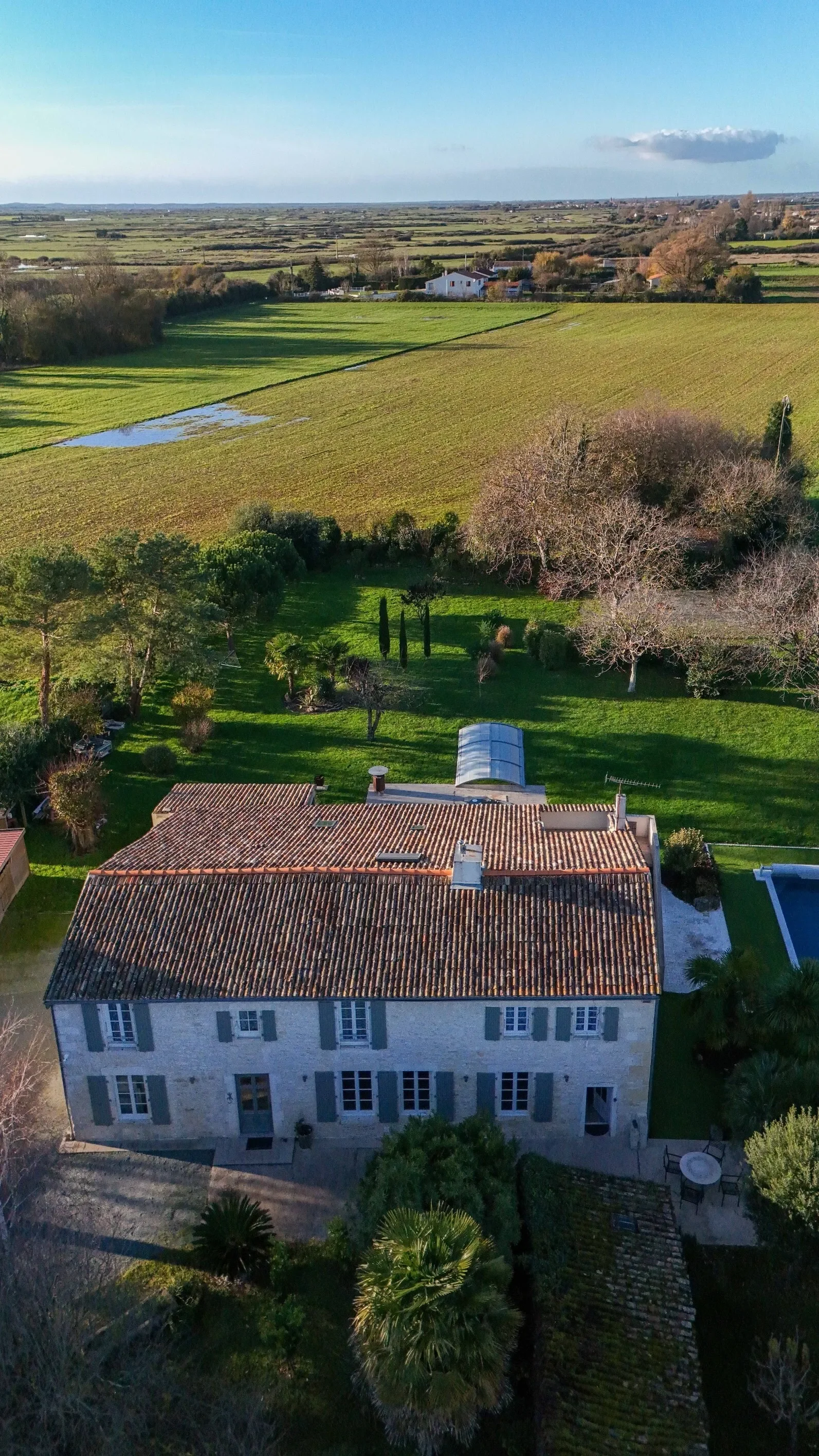 Exterior photo 6