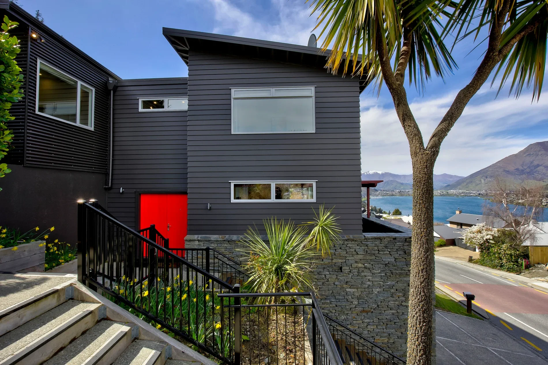 Exterior photo 2