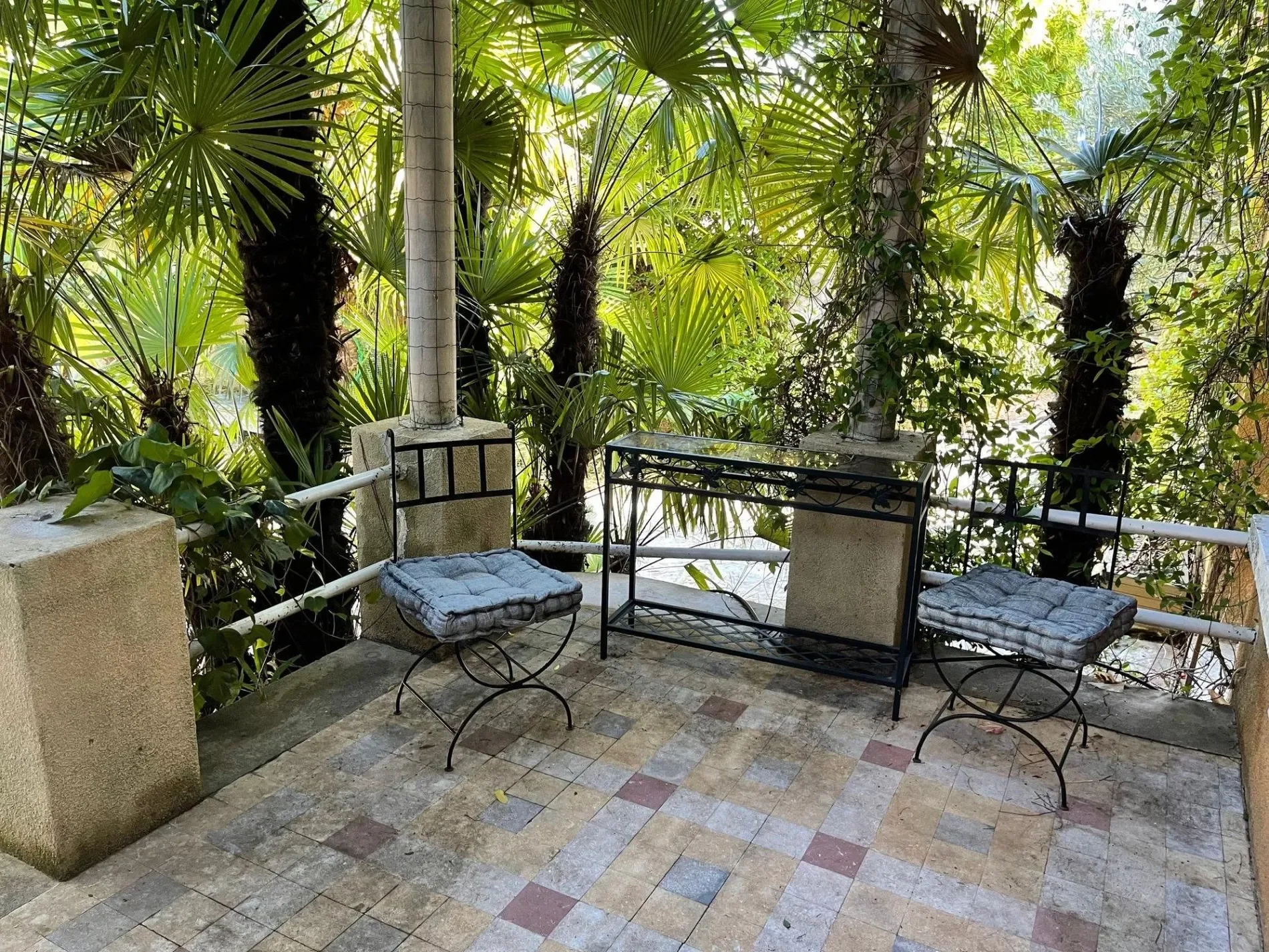 Exterior photo 2