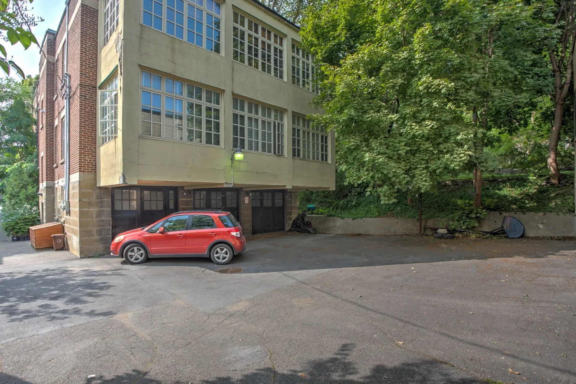 Exterior photo 4
