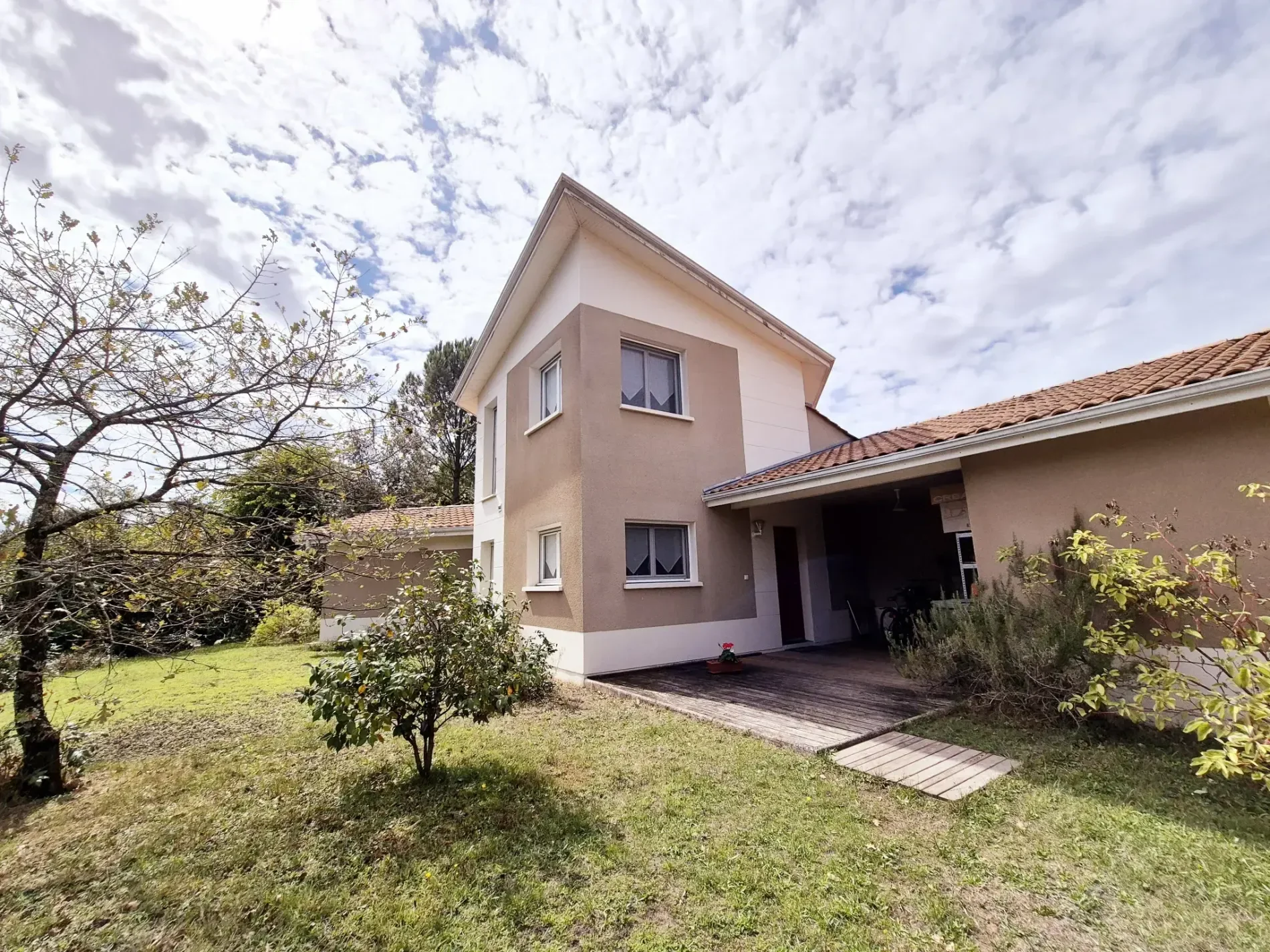 Exterior photo 2