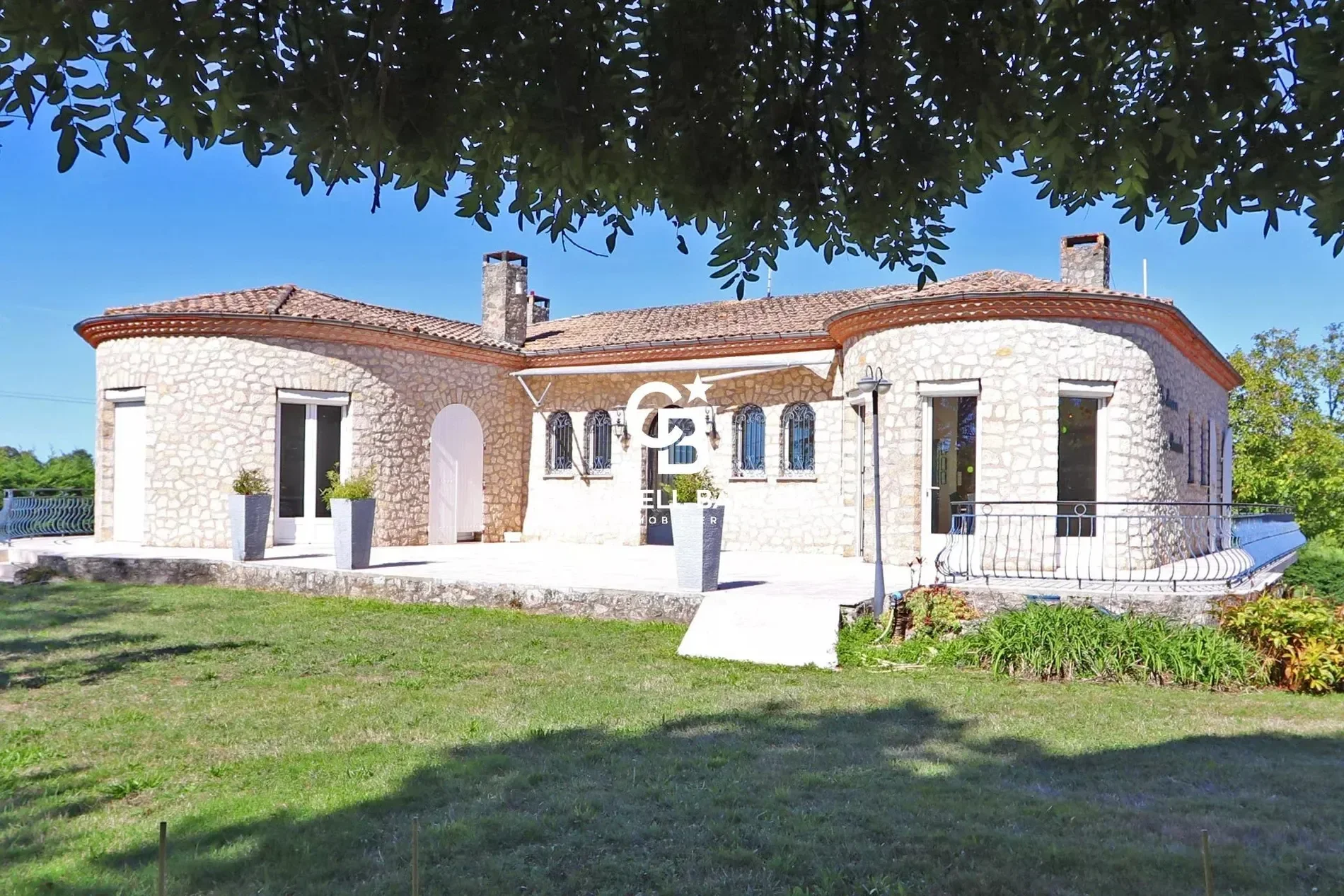 Exterior photo 3
