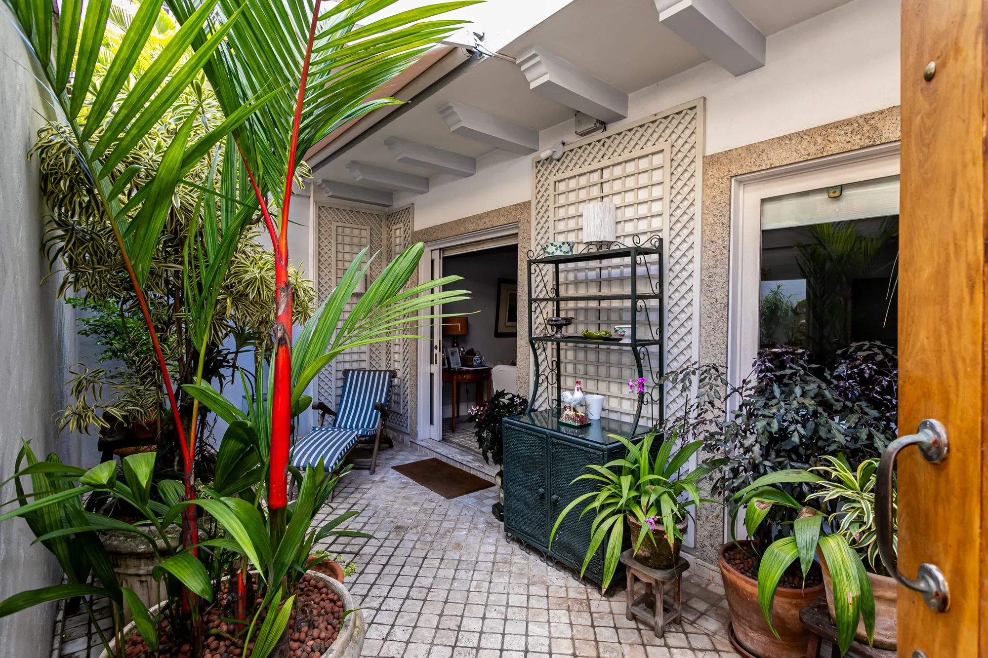 Exterior photo 5