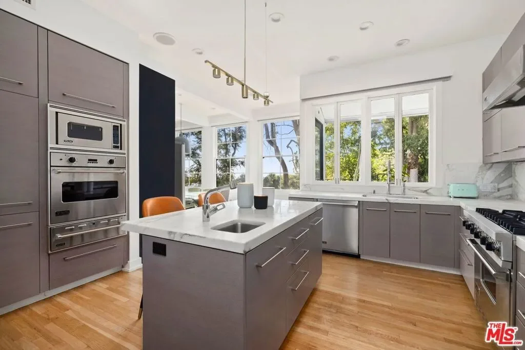9314 Lloydcrest Drive, Beverly Hills, California, United States. - Photo 21