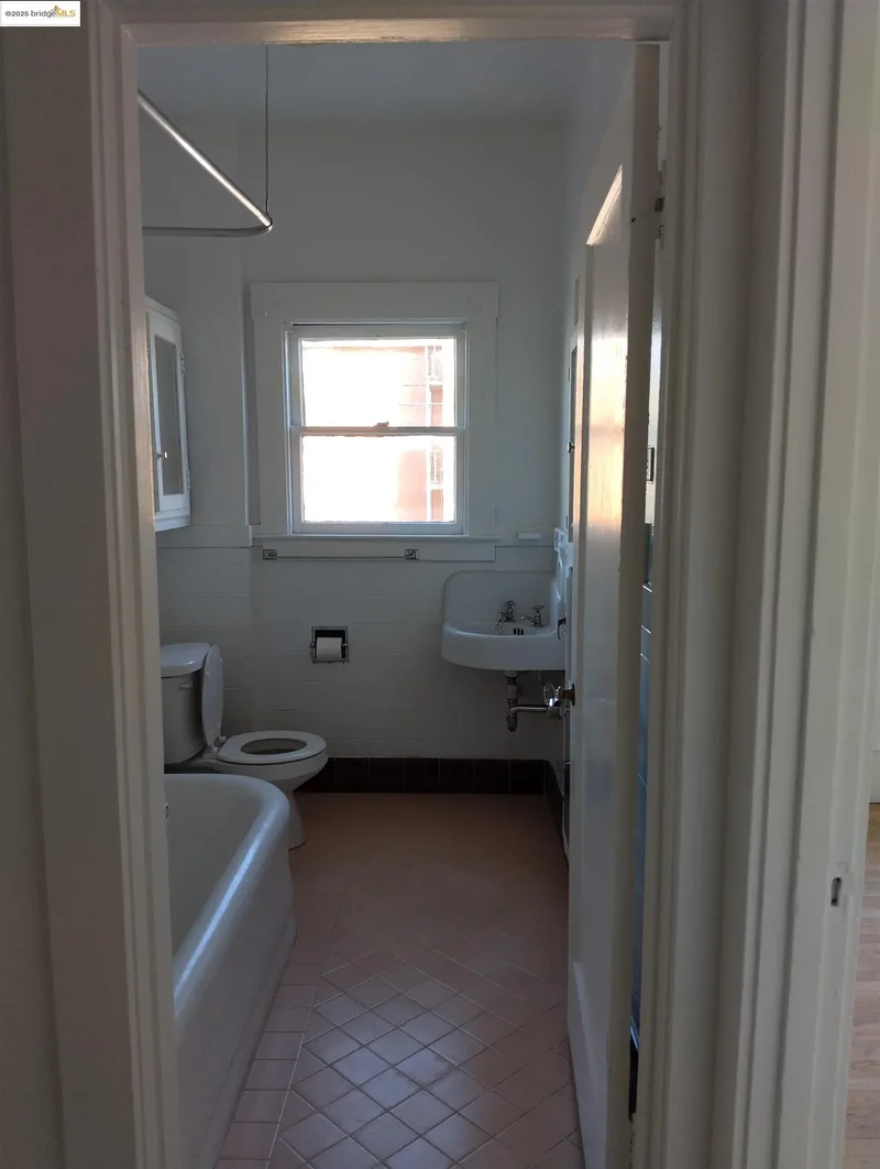 847 E 18th, Oakland, California, United States. - Photo 3