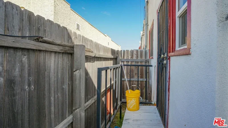 1462 W 53rd Street, Los Angeles, California, United States. - Photo 13