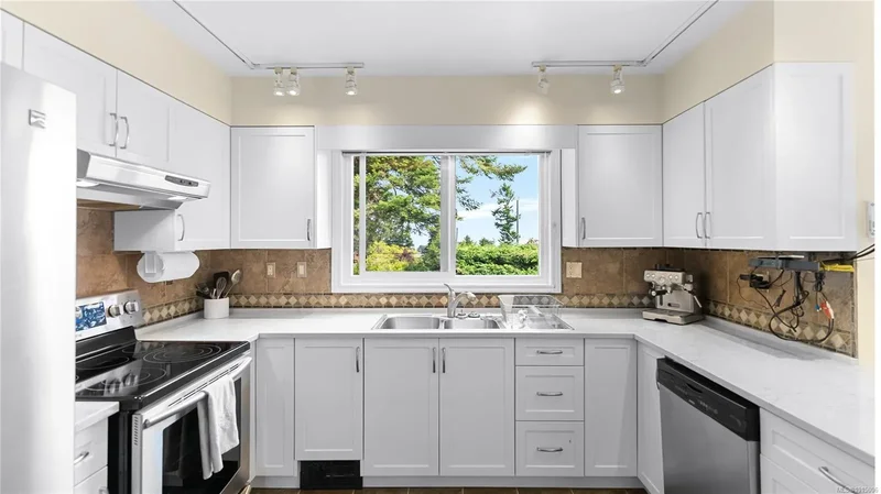 2059 Saltair Pl, Saanich, British Columbia, Canada. - Photo 2