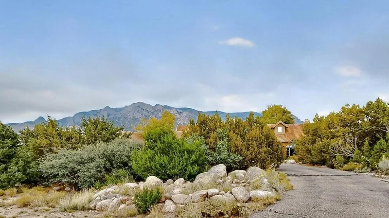 348 White Oaks Drive NE, Albuquerque, NM 87122, Albuquerque, New Mexico, United States. - Photo 65