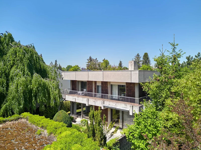 Charming family home with a green garden in a quiet location