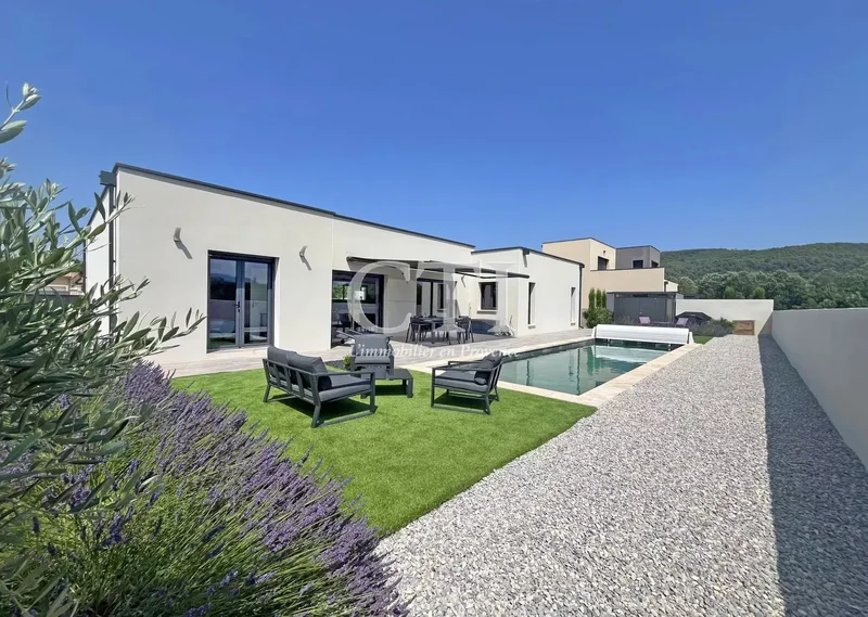 Contemporary villa with pool near the city center of Vaison-La-Romaine