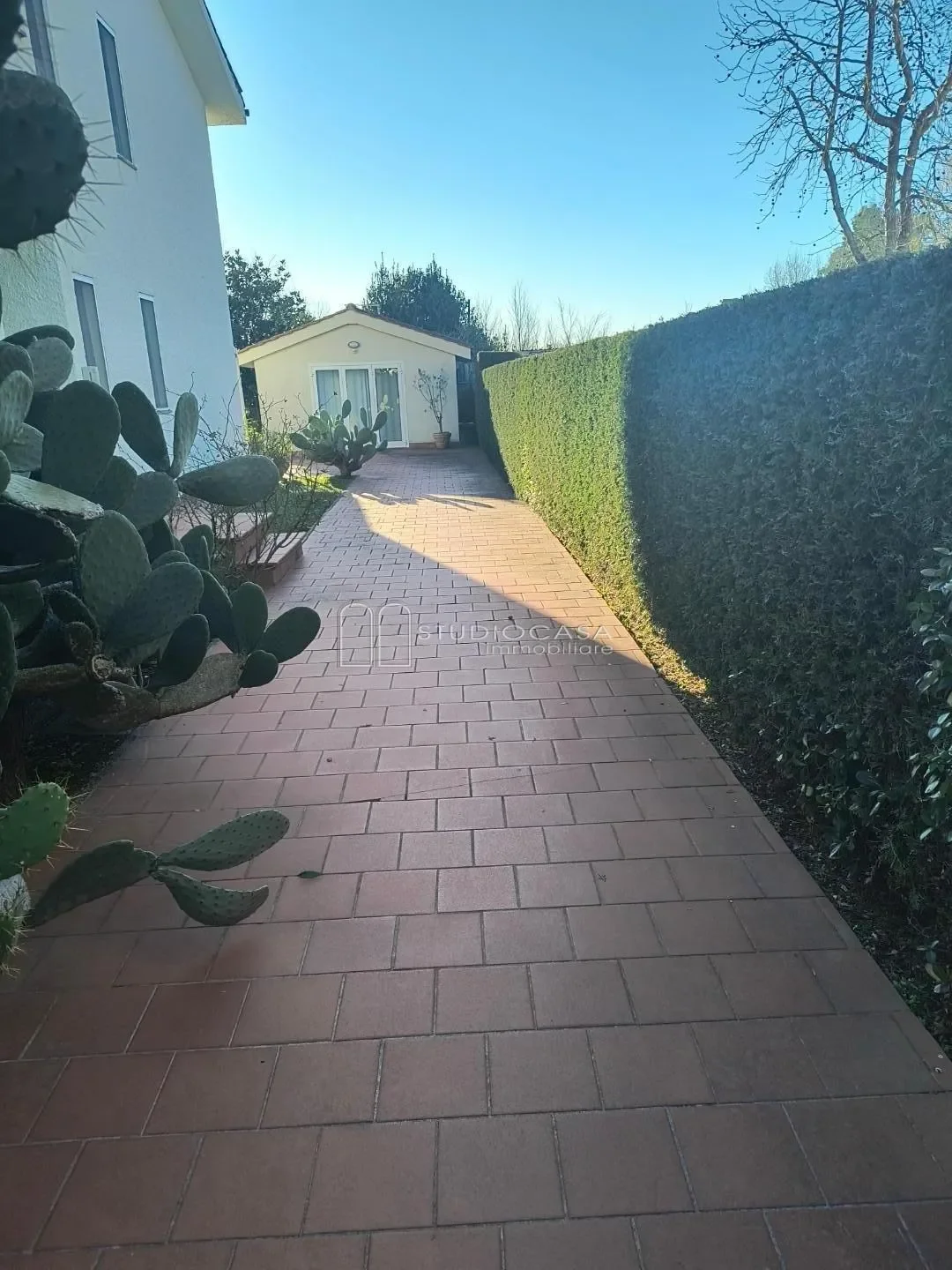 Exterior photo 2
