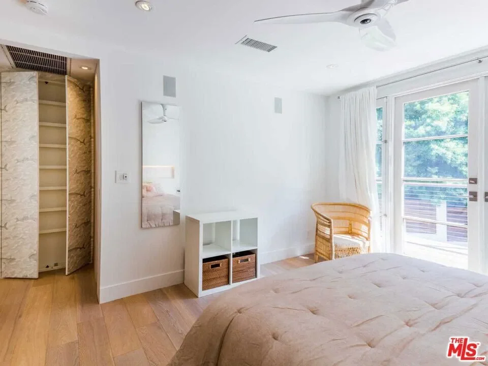 3279 Ledgewood Drive, Los Angeles, California, United States. - Photo 19