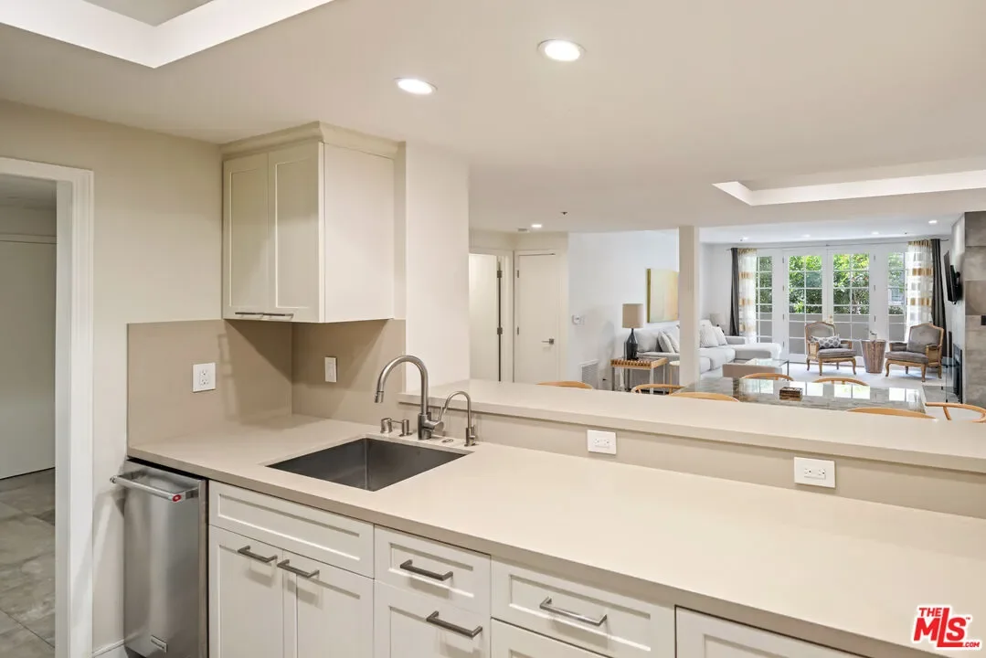 575 S Barrington Ave, Los Angeles, California, United States. - Photo 9