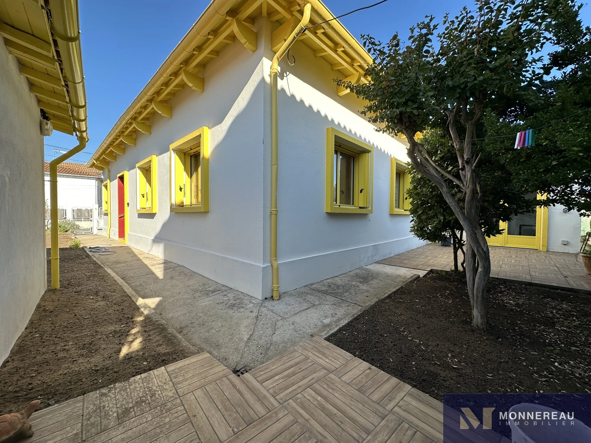 Exterior photo 3