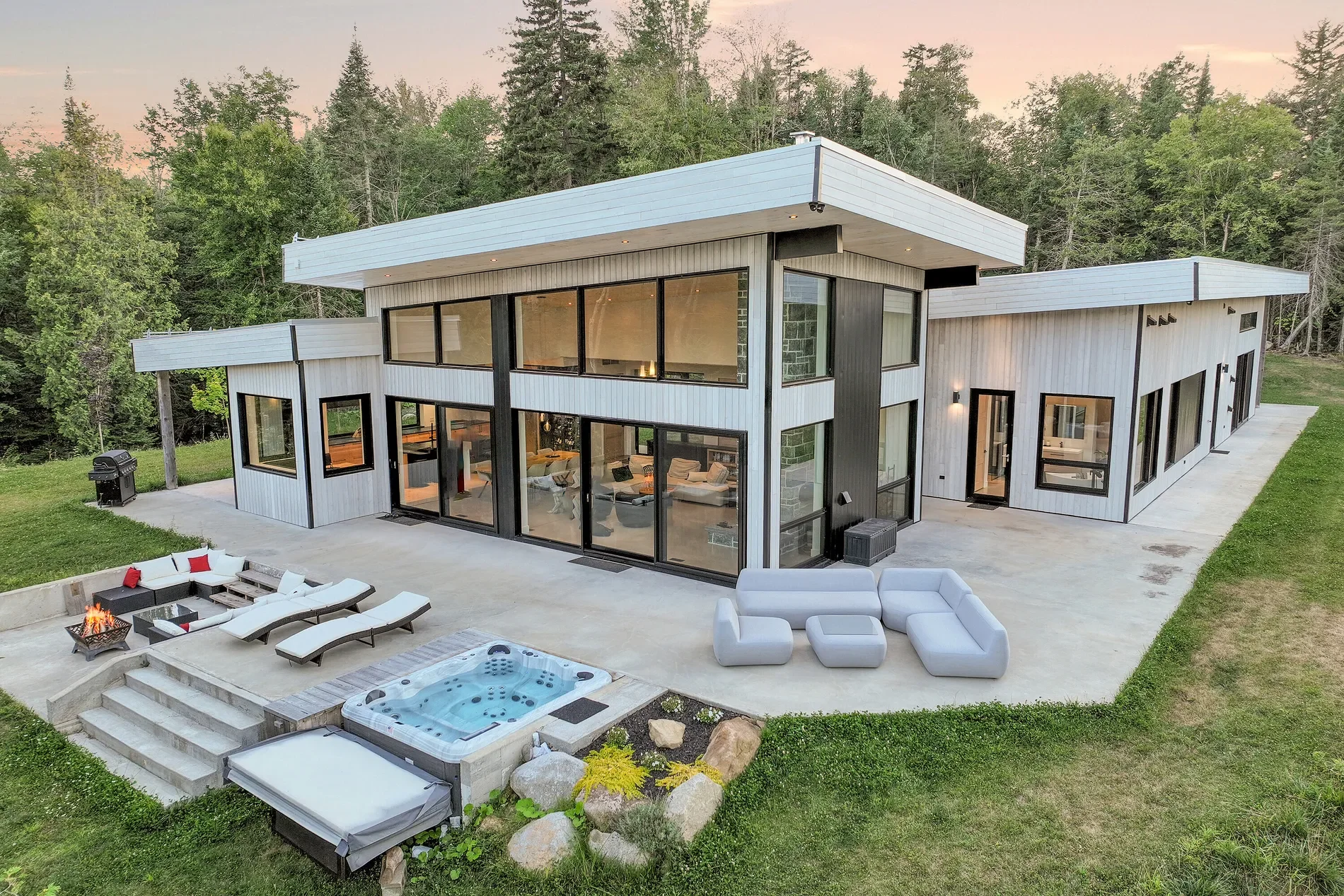 Exterior photo 2