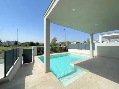 Exclusive villas with swimming pool a stone's throw from the Lake