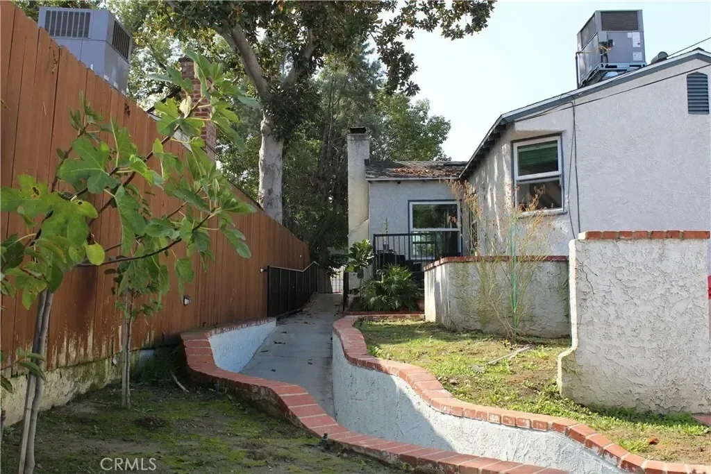 210 N Naomi, Burbank, California, United States. - Photo 13