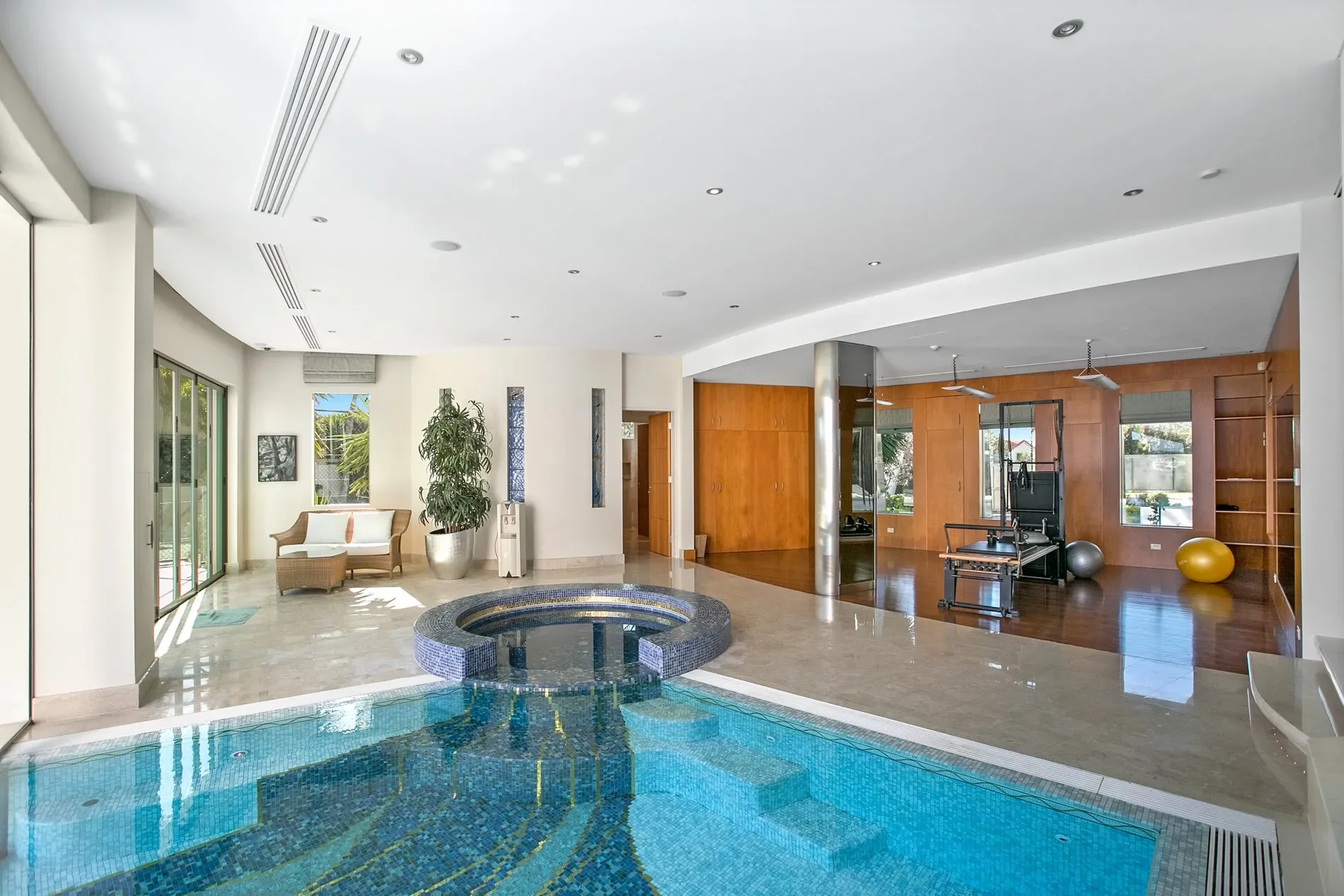SOVEREIGN ISLANDS, King Arthurs Court, Paradise Point, Queensland, Australia. - Photo 4