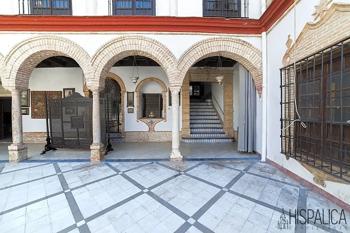 Exterior photo 5