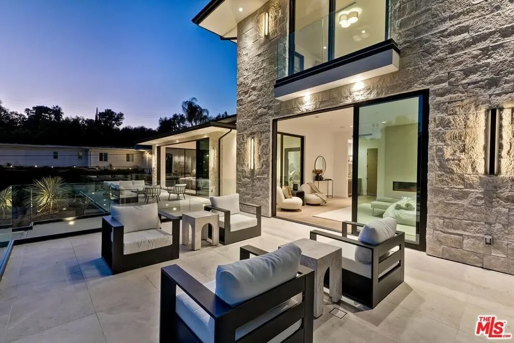 16879 Mooncrest Drive, Los Angeles, California, United States. - Photo 42